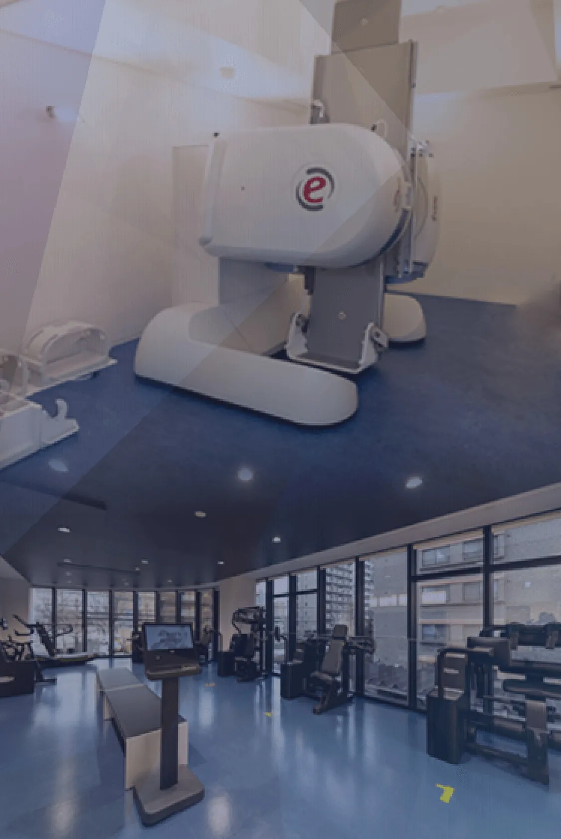 すべての患者さまが痛みなく快適に生活できるようサポートいたします 当院は充実した設備を完備しています -リハビリマシン完備 -MRI完備